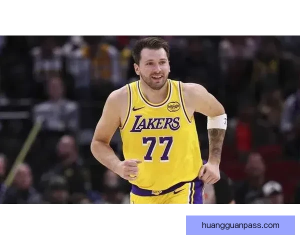 东契奇60分8连胜庆祝闭眼累瘫 湖人全队为他狂欢祝贺